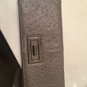 Clutch with shoulder chain